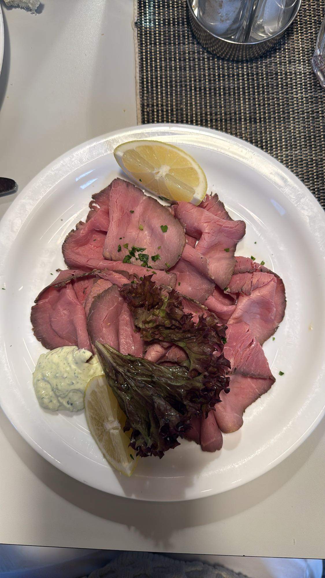 Friptură de vită cu salată