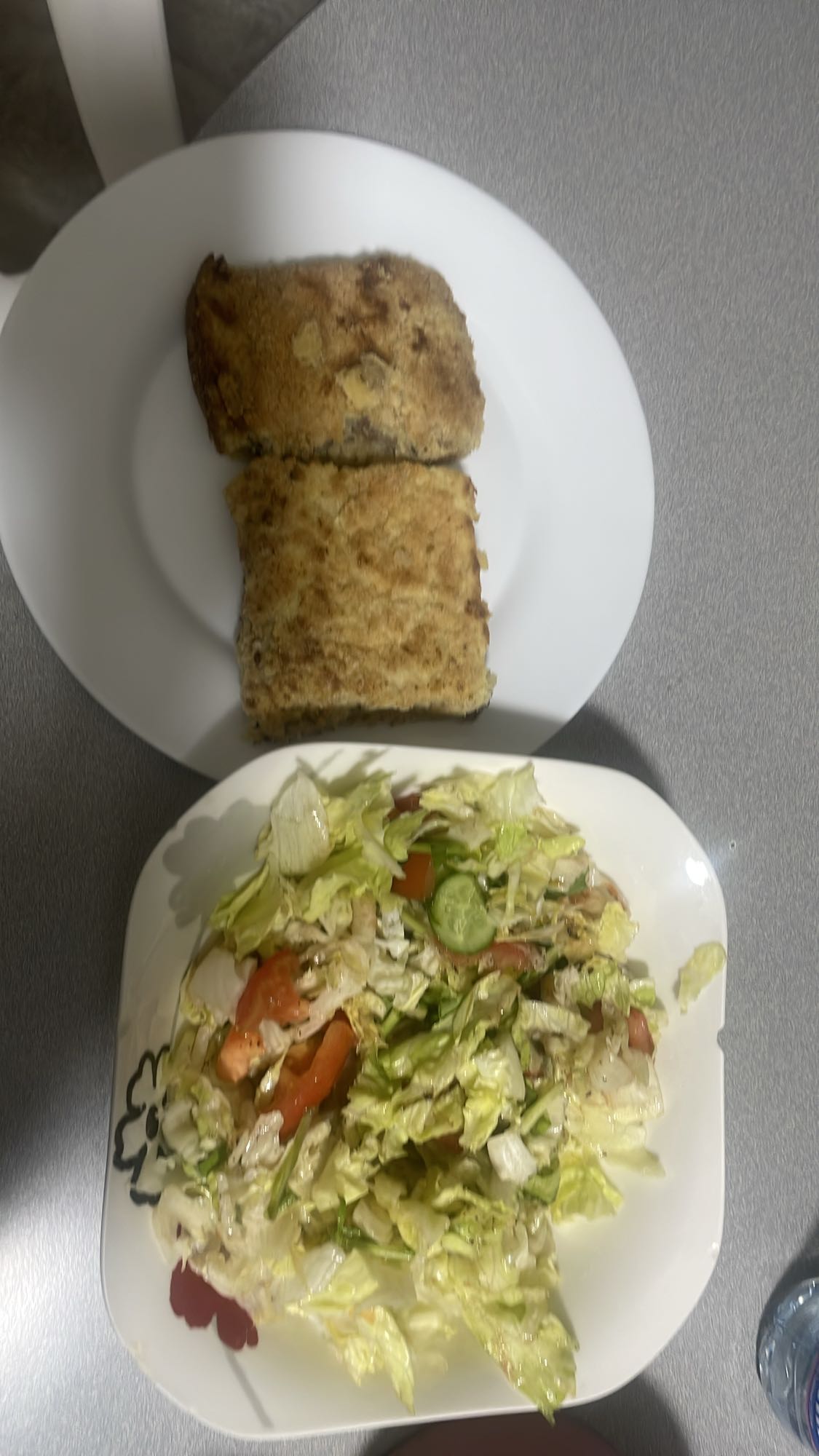 Breaded meat & salad