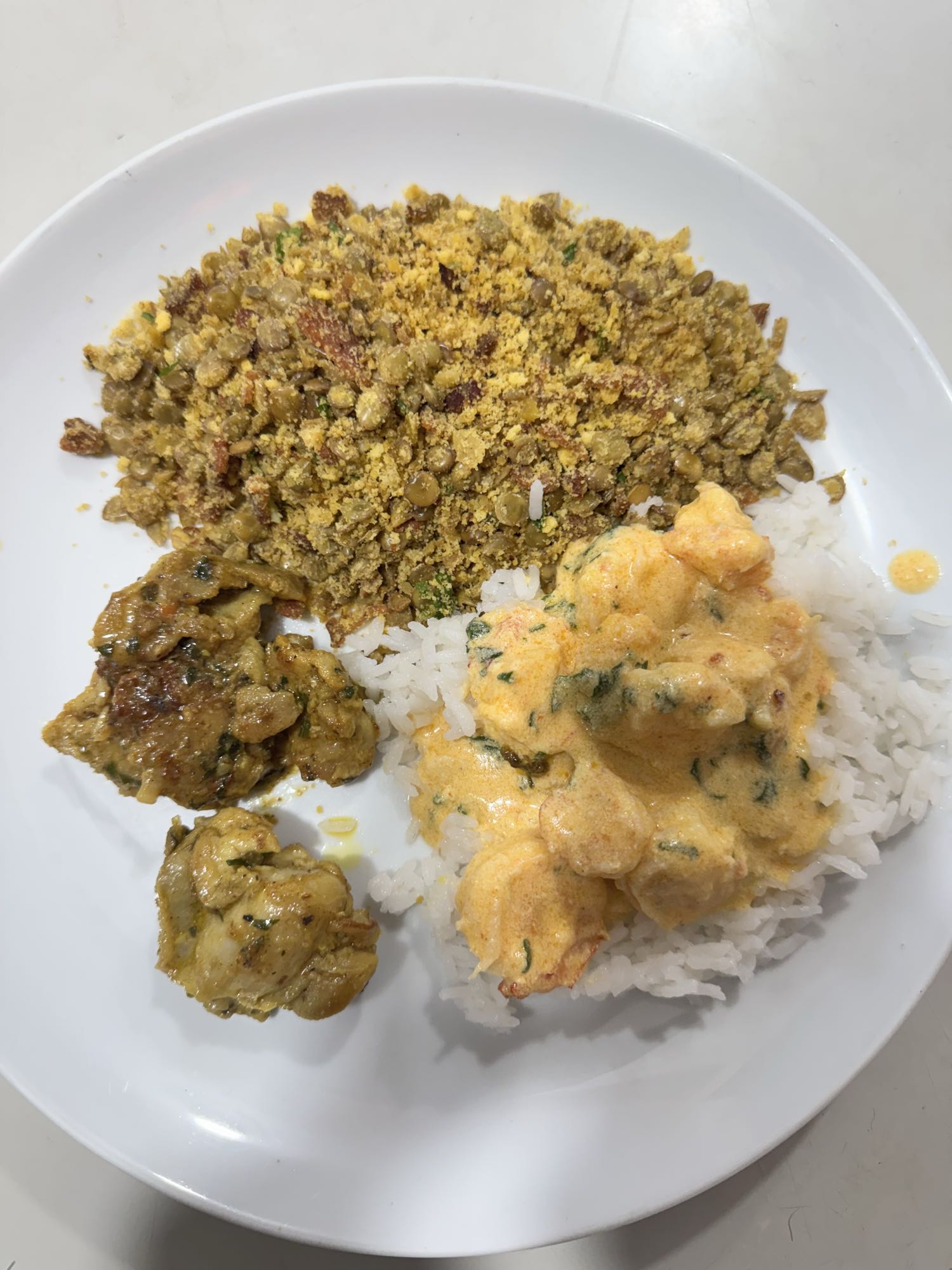 Arroz, camarão, lentilha e frango