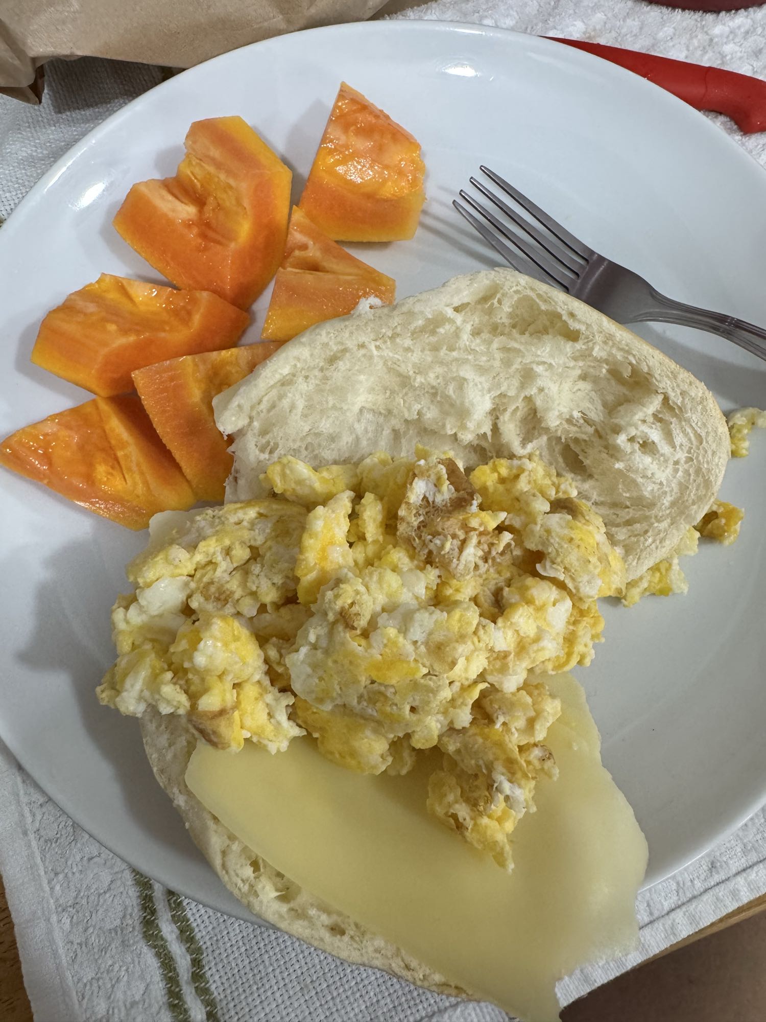 Pão com ovo, queijo e mamão