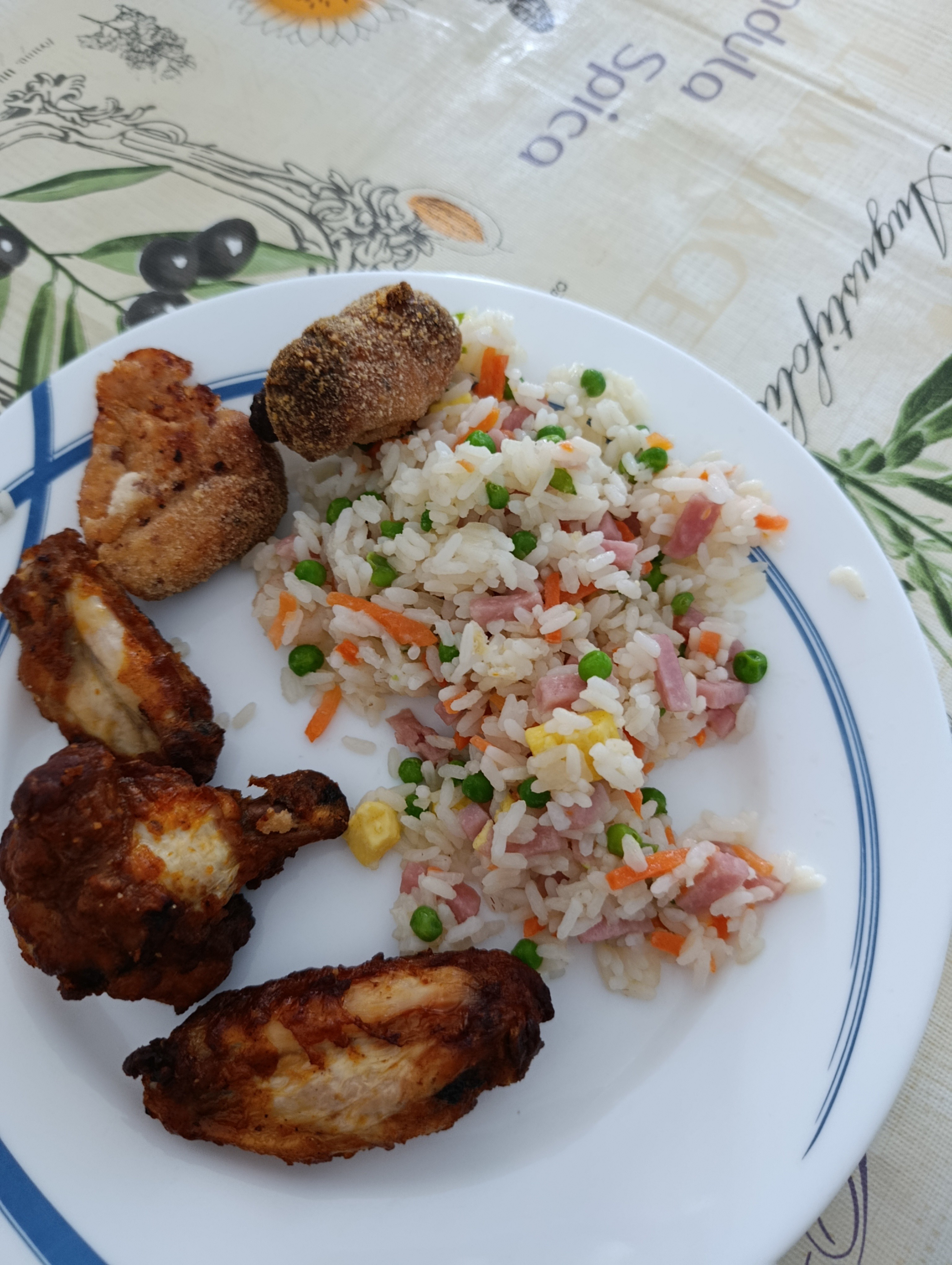 Pollo con arroz frito