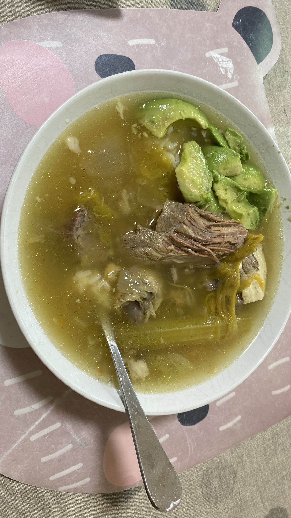 caldo de res con aguacate