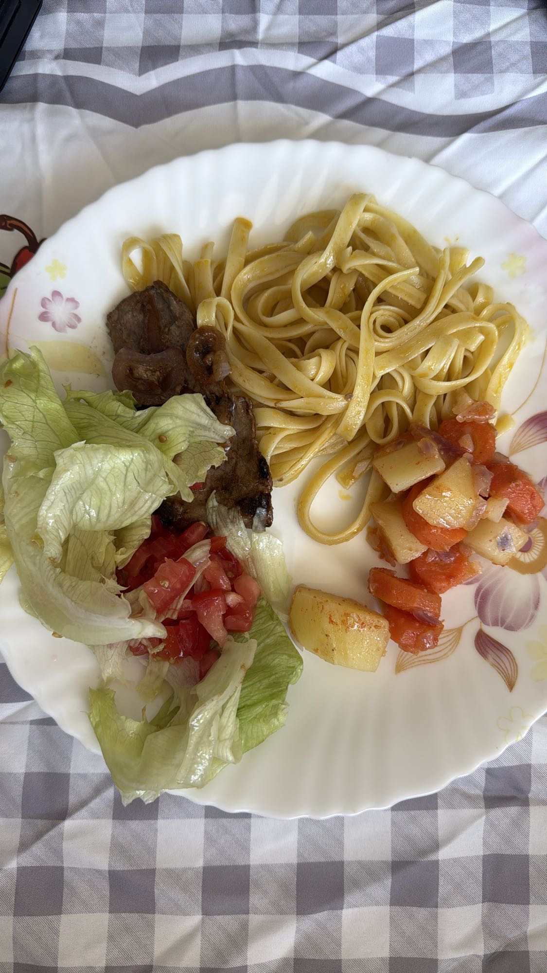 Macarrão com carne e salada