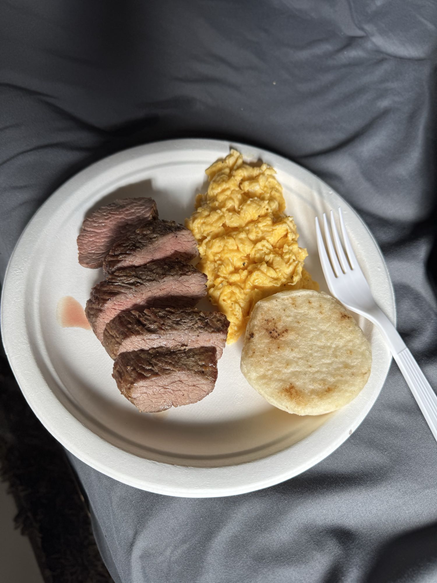 Desayuno con carne y arepa