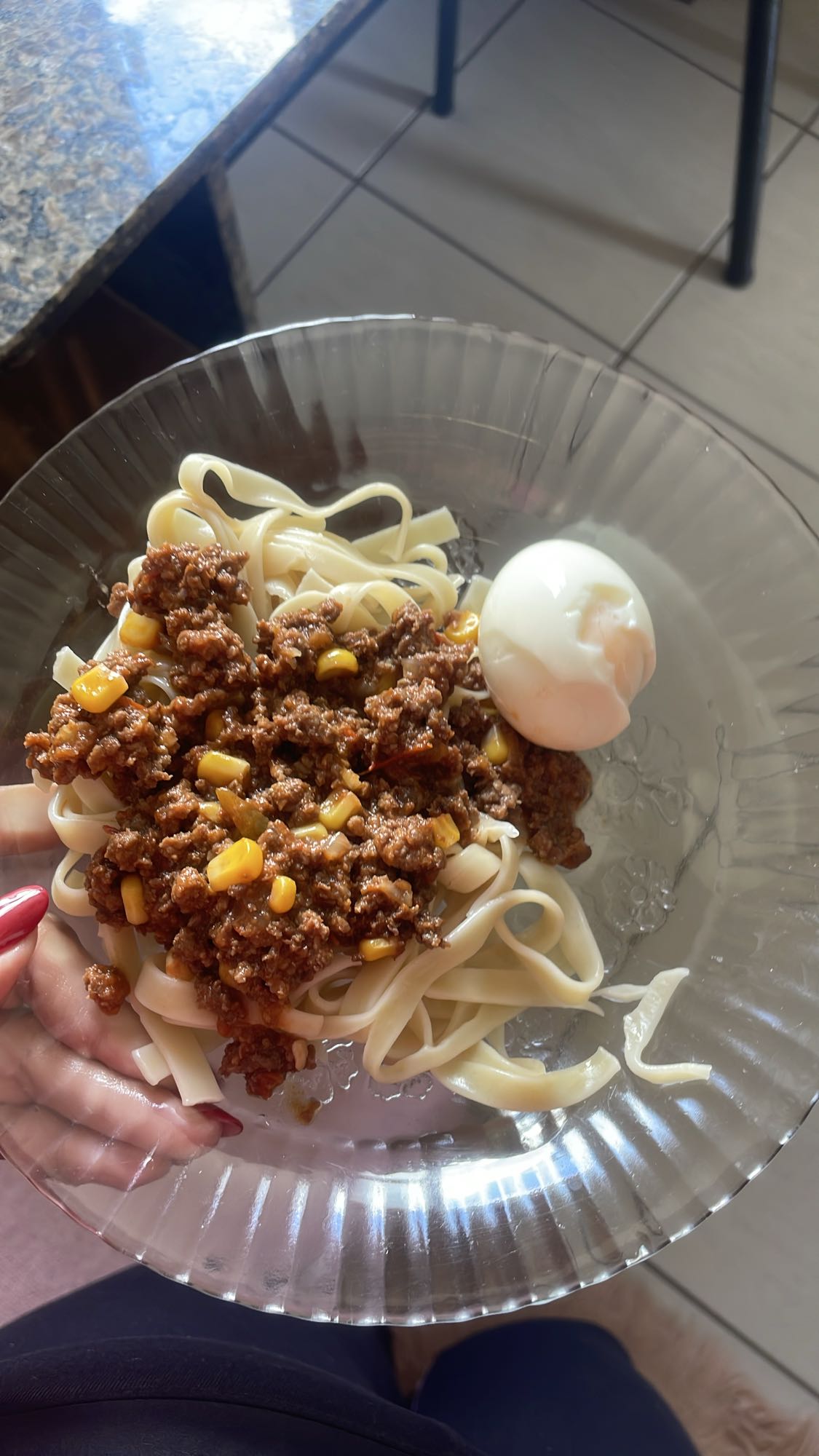 Macarrão com carne e ovo