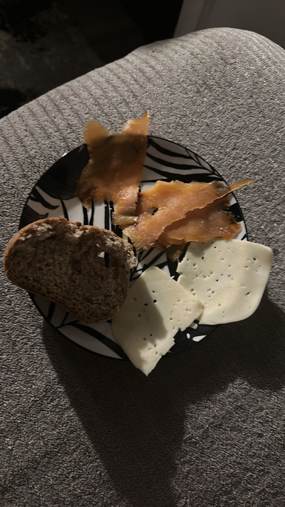 Pâine, somon și cașcaval