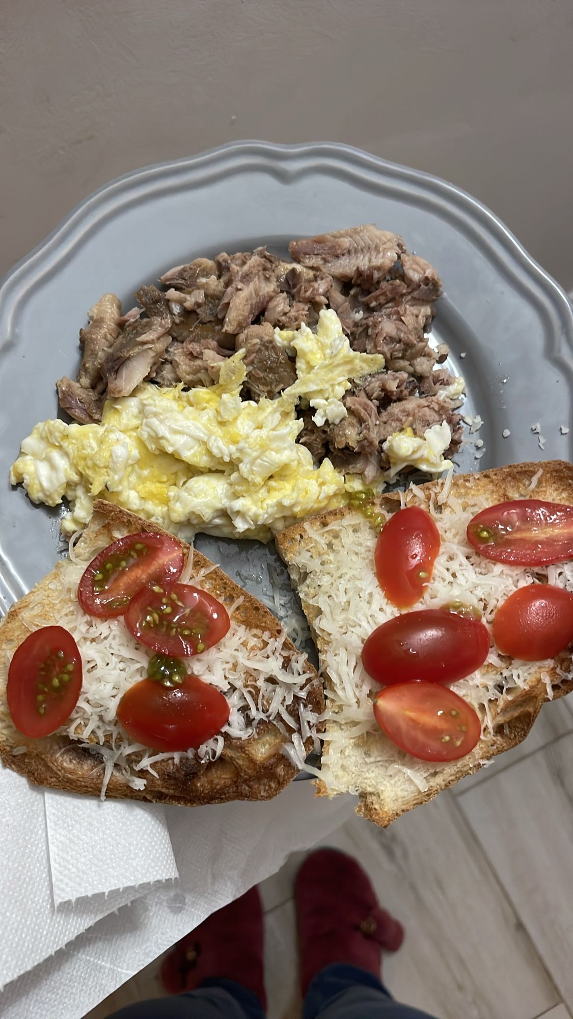 Mic dejun cu ton și ou