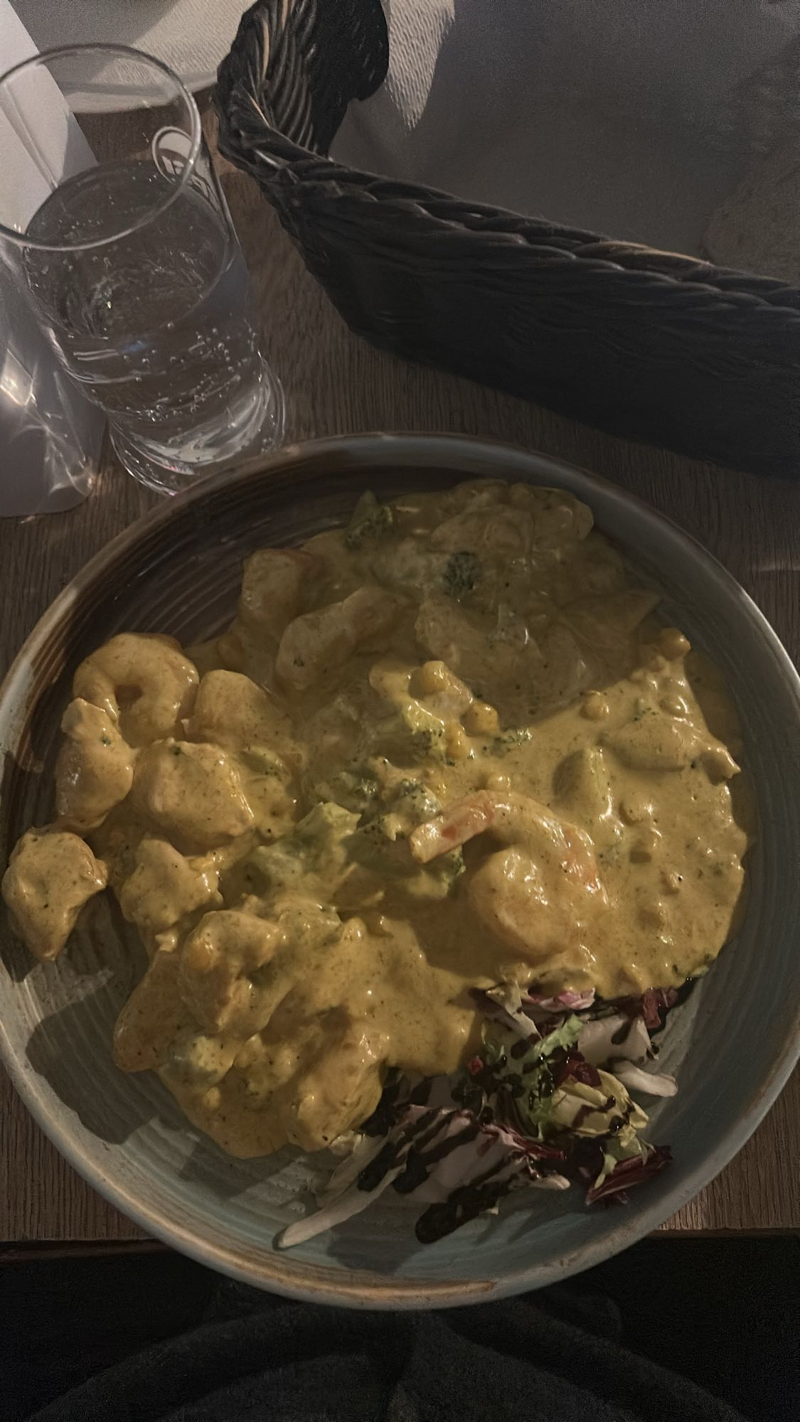 Creveți în sos curry