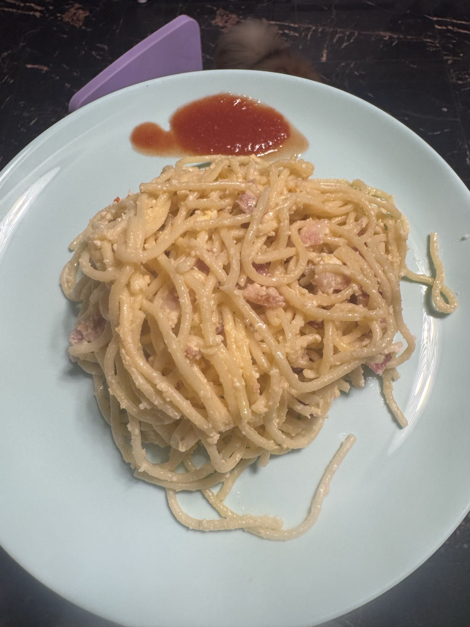 спагетти с беконом и соусом