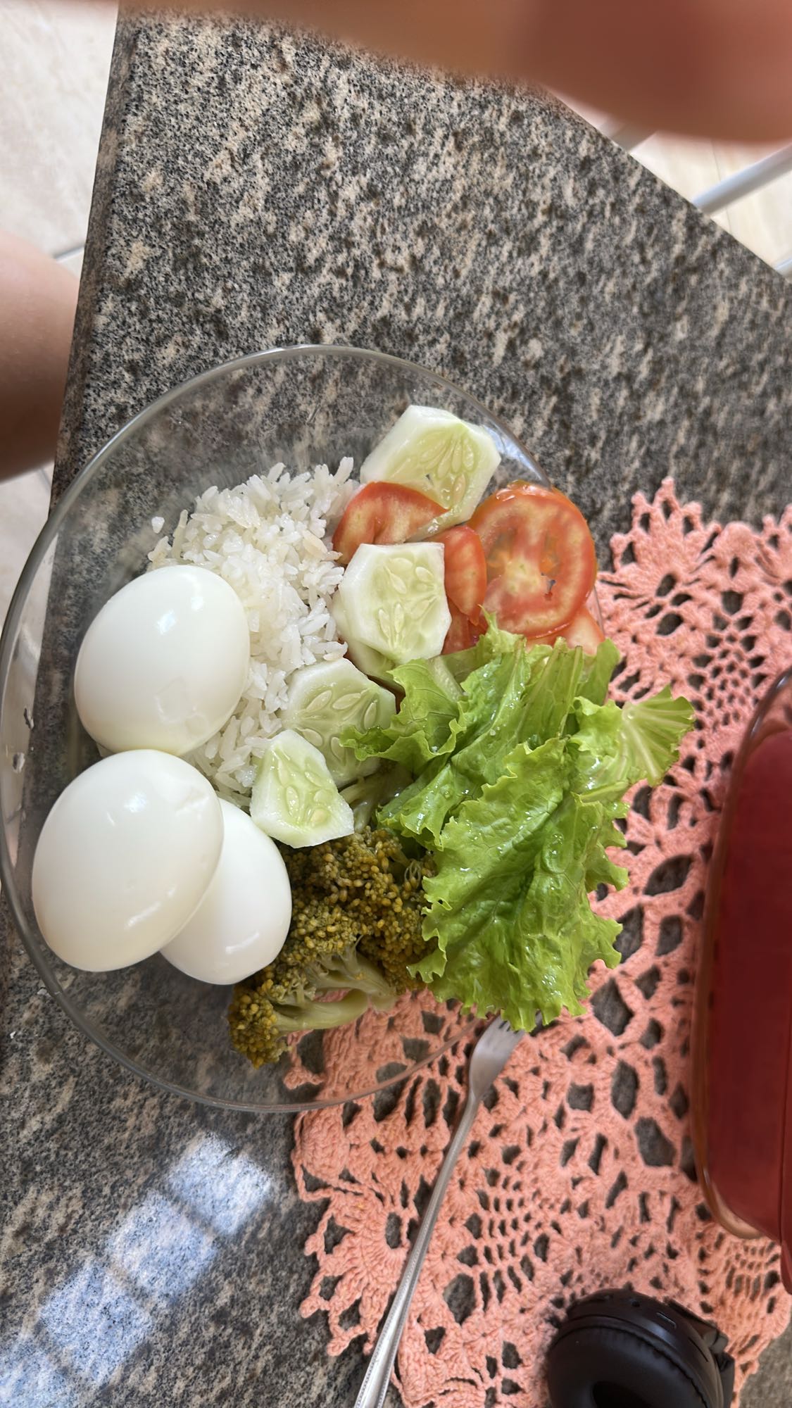 Prato com ovos e salada