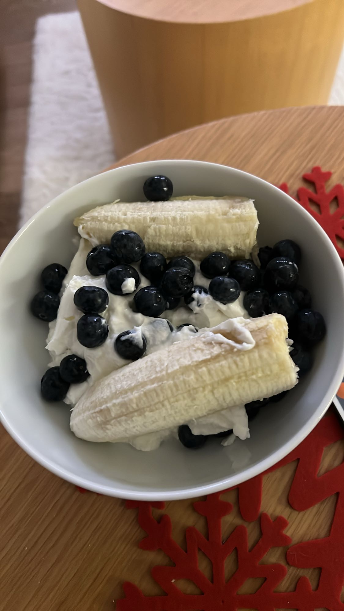 banan z jogurtem i jagodami