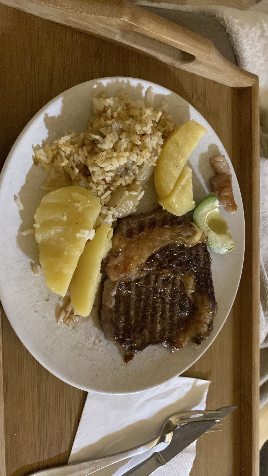 Carne con arroz y papas