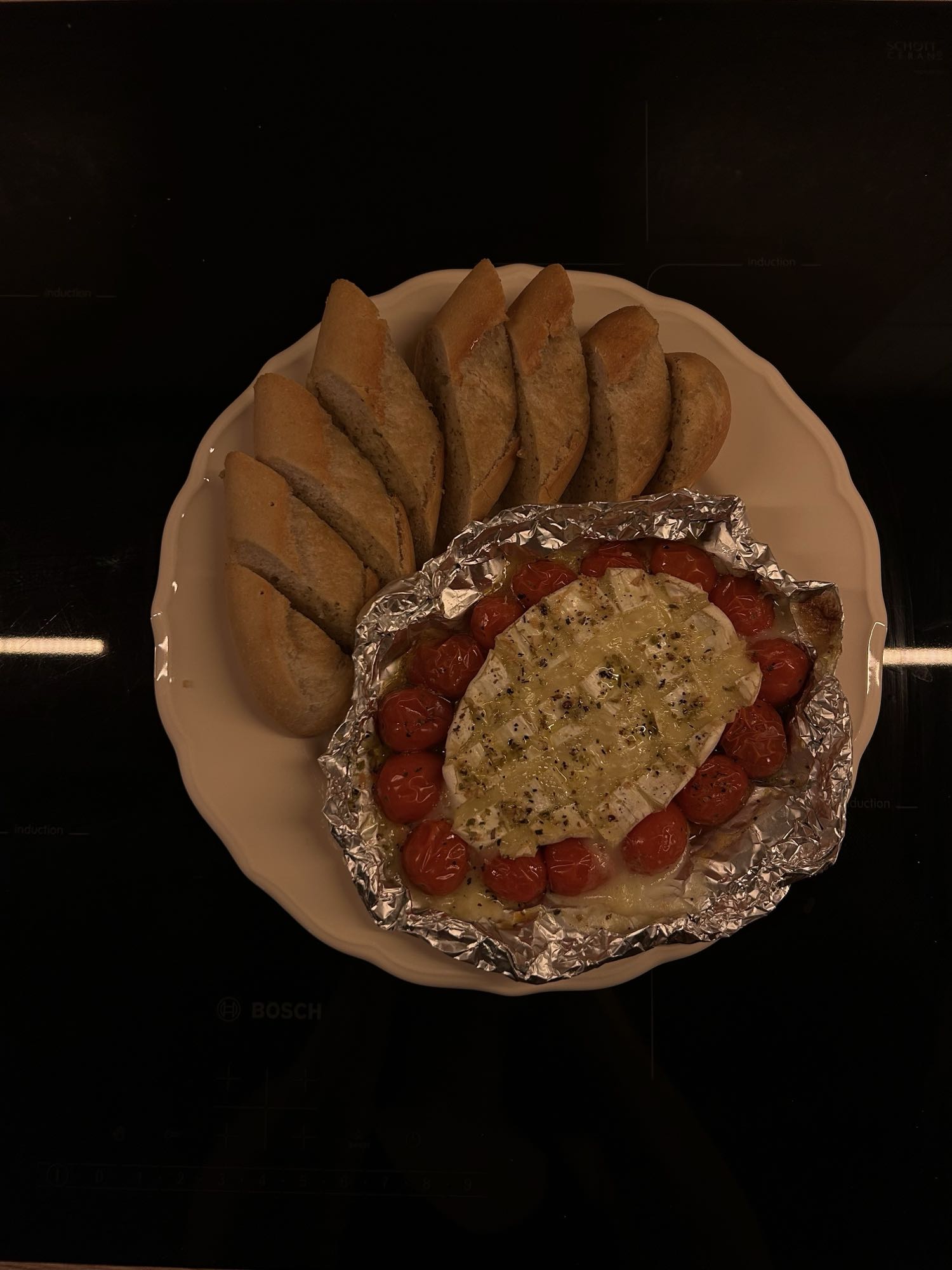 Pieczony camembert z bagietką