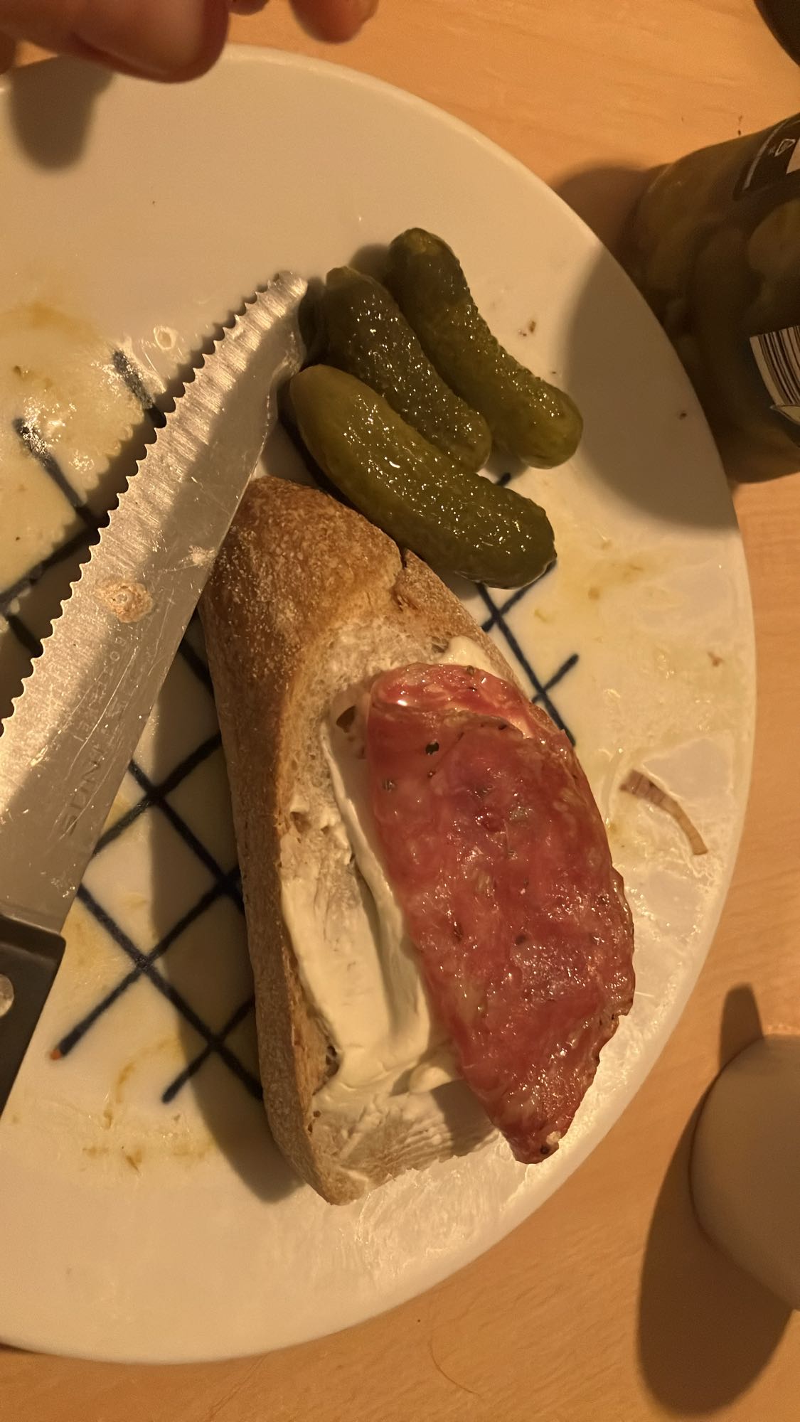 Pão com salame e picles