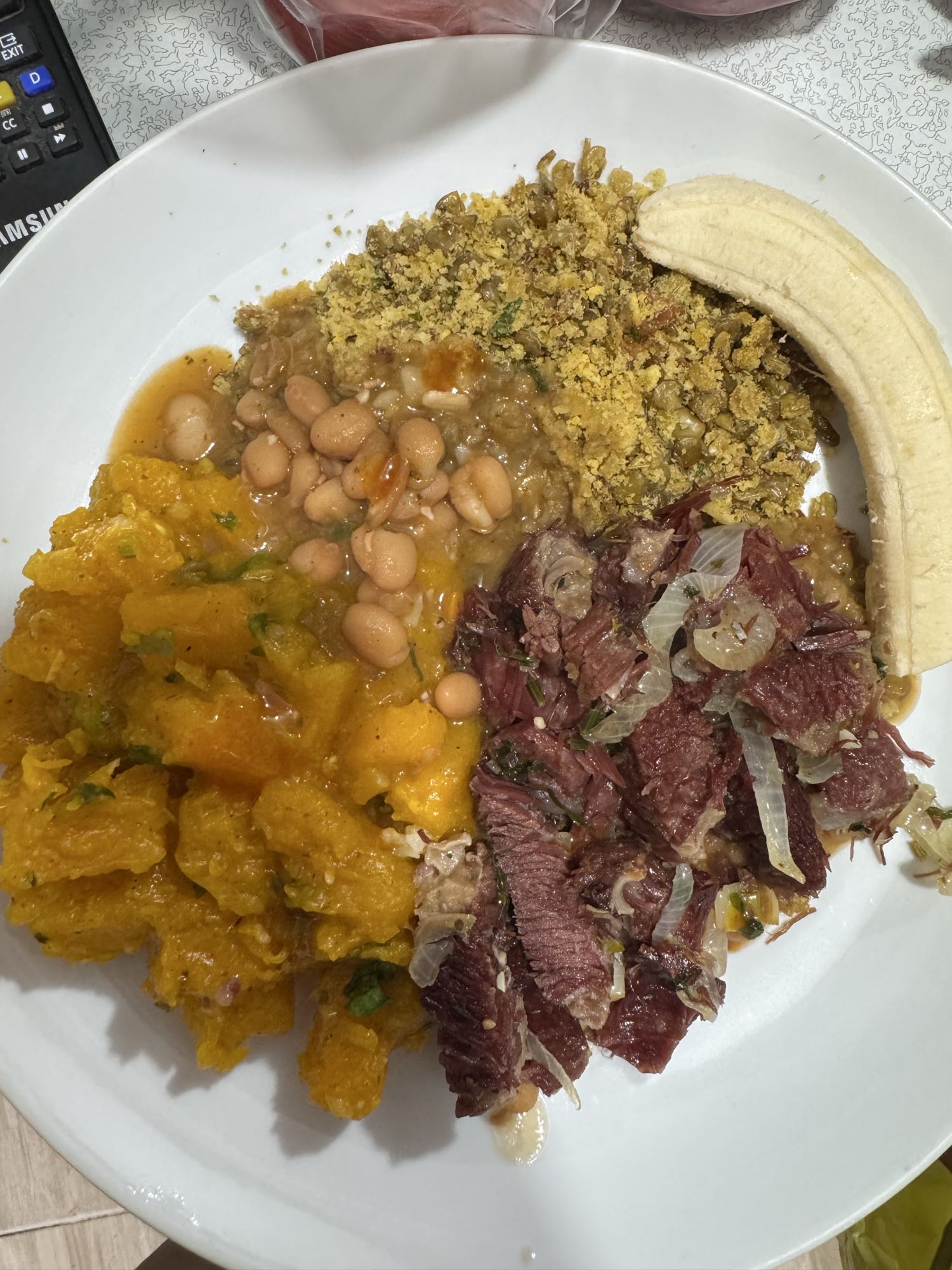 Carne seca com abóbora e farofa