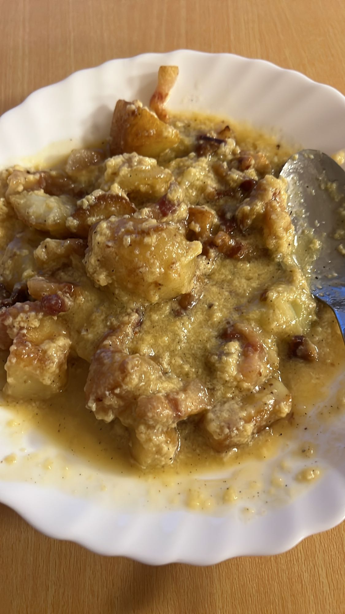 Cartofi cu ouă și slănină