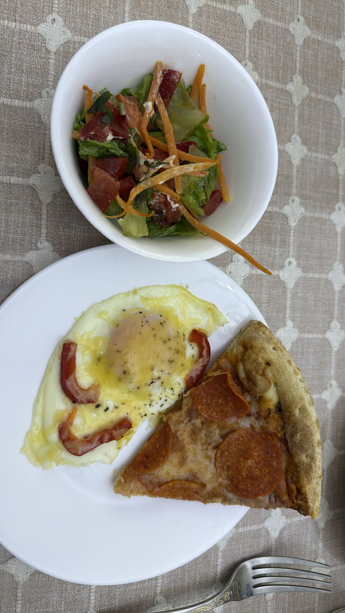 Пицца с яйцом и салатом