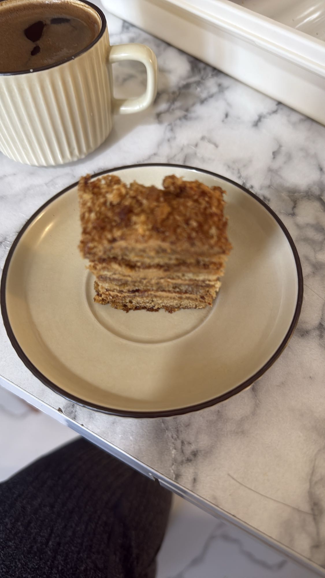 Медовик и кофе