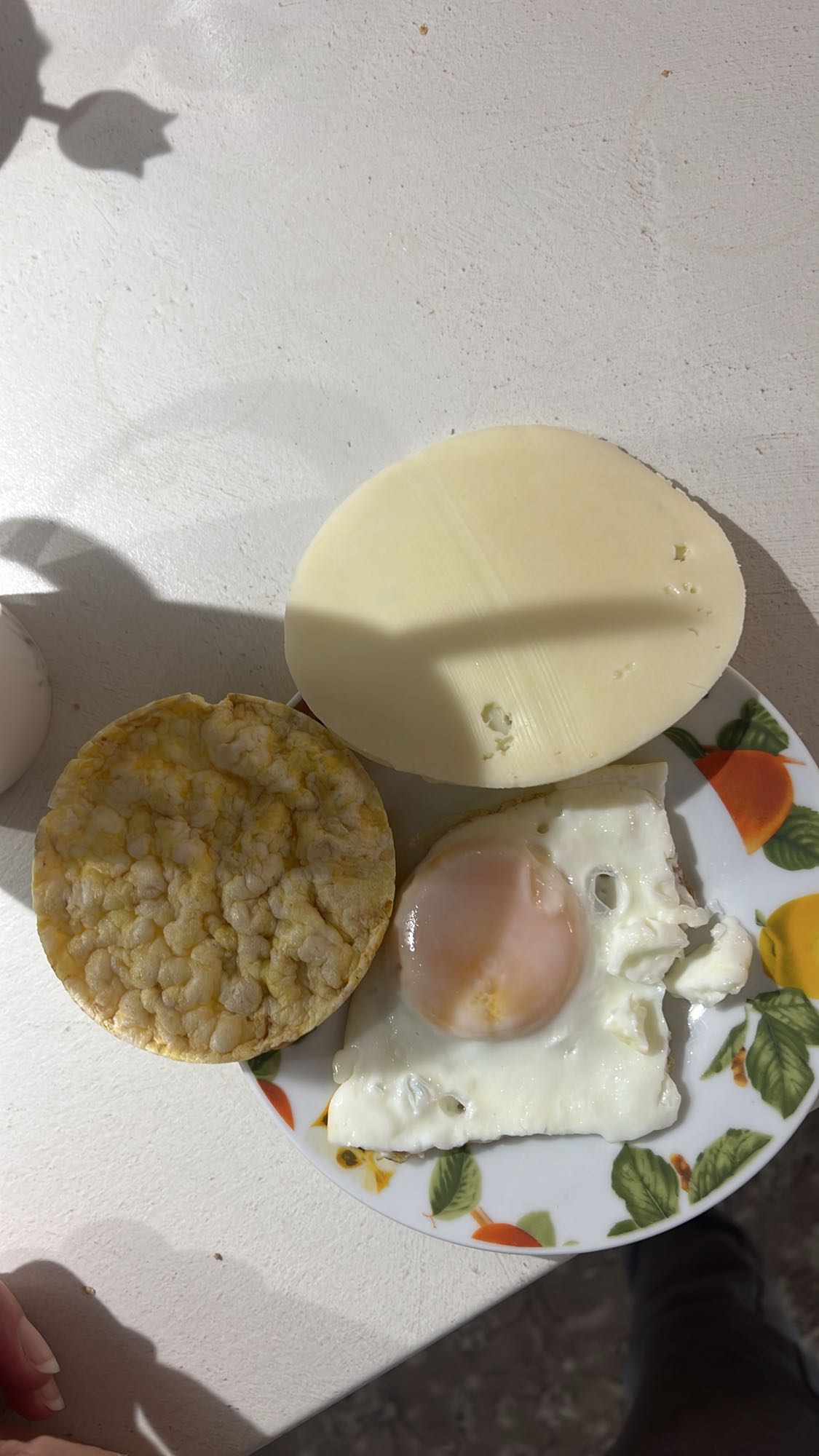 Яйцо с сыром и хлебцем