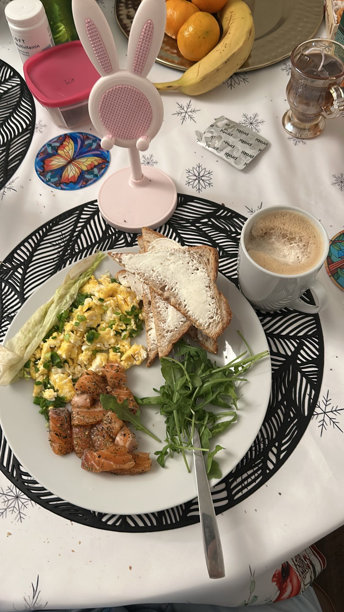 Завтрак с лососем и тостами