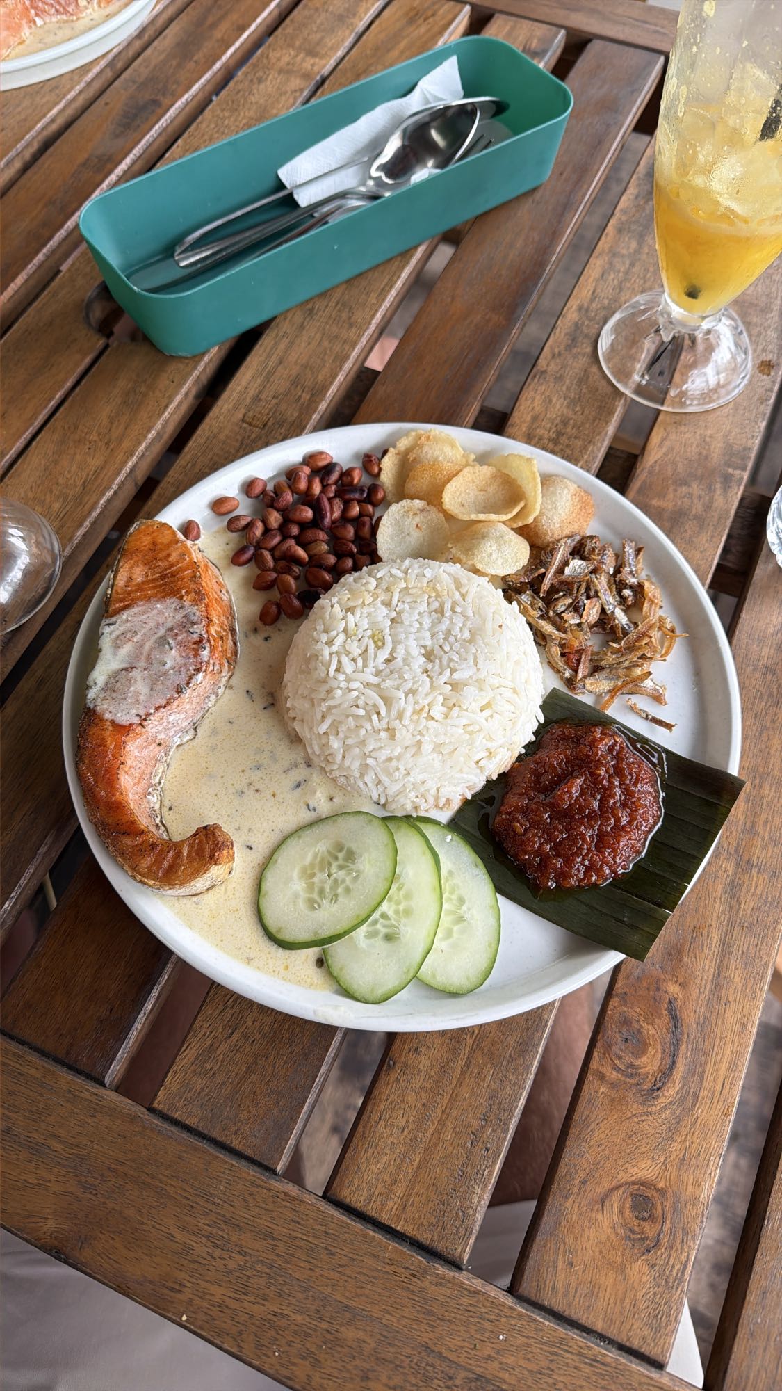 Nasi lemak z łososiem