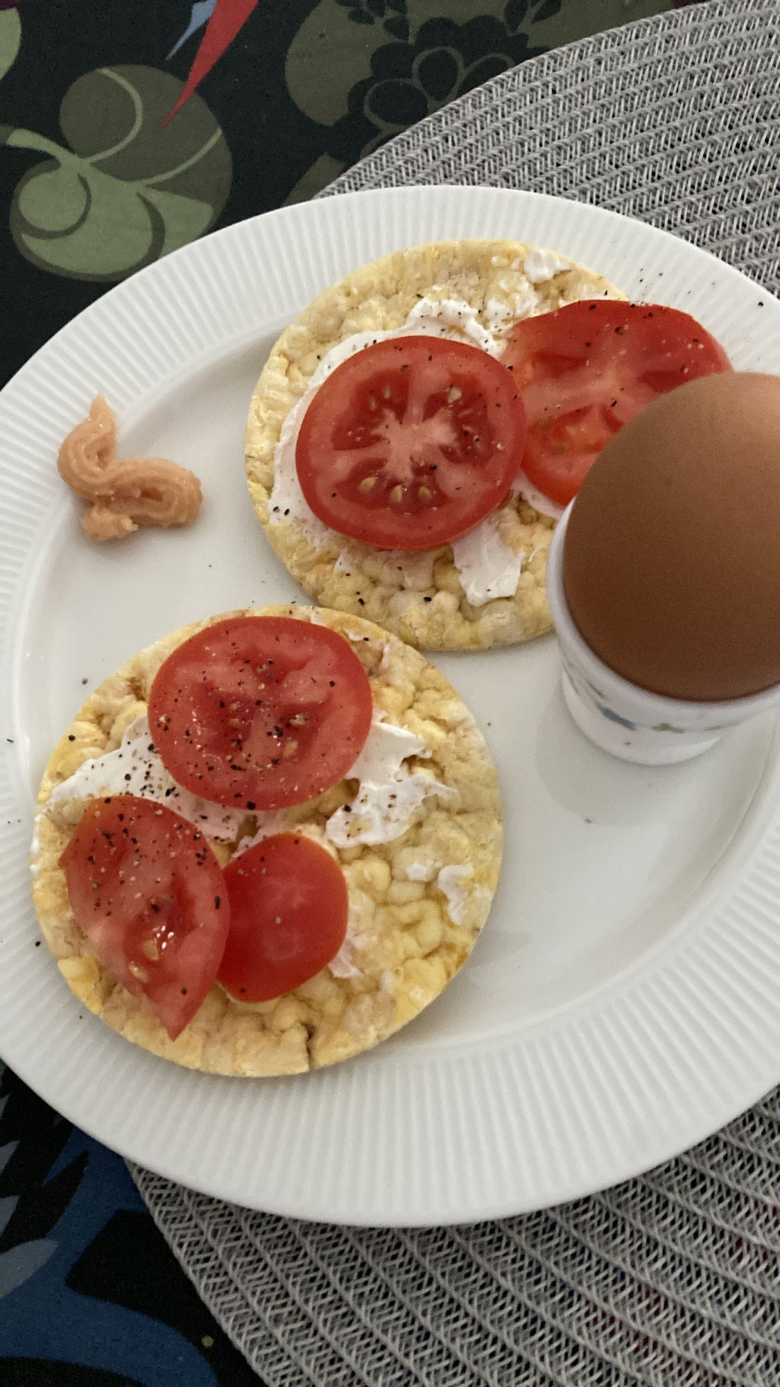 Riskakor med ägg & tomat