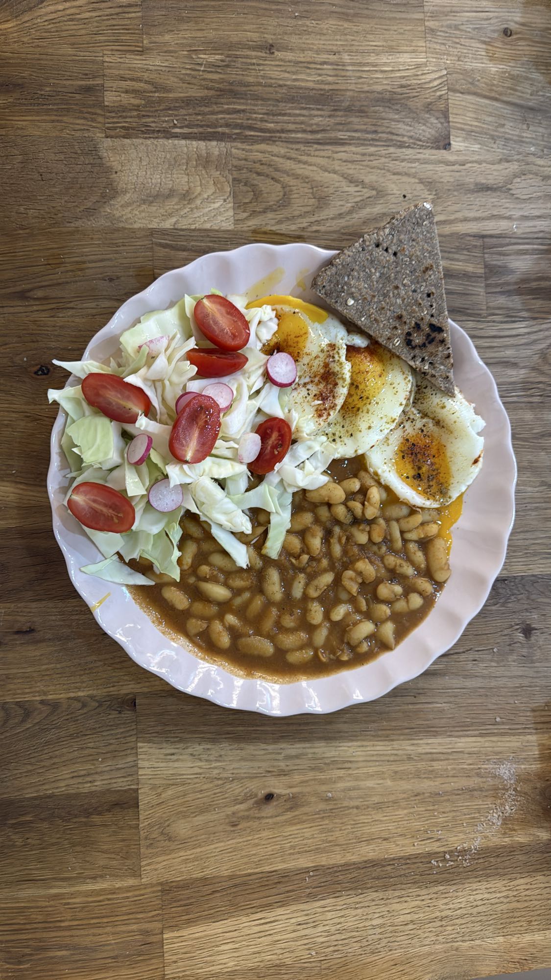 Assiette œufs, haricots, salade