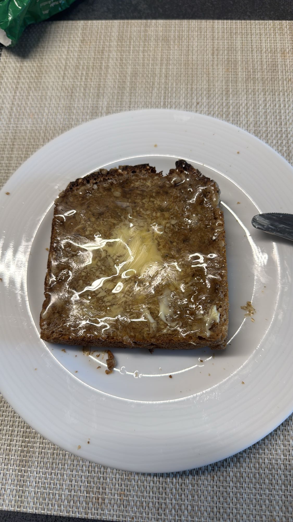 Roggenbrot mit Butter und Honig