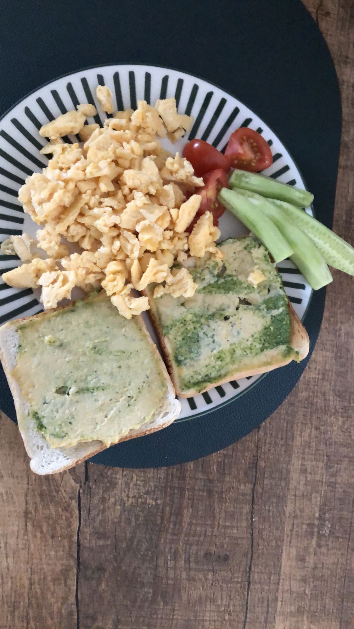 Тости з яєчнею та овочами