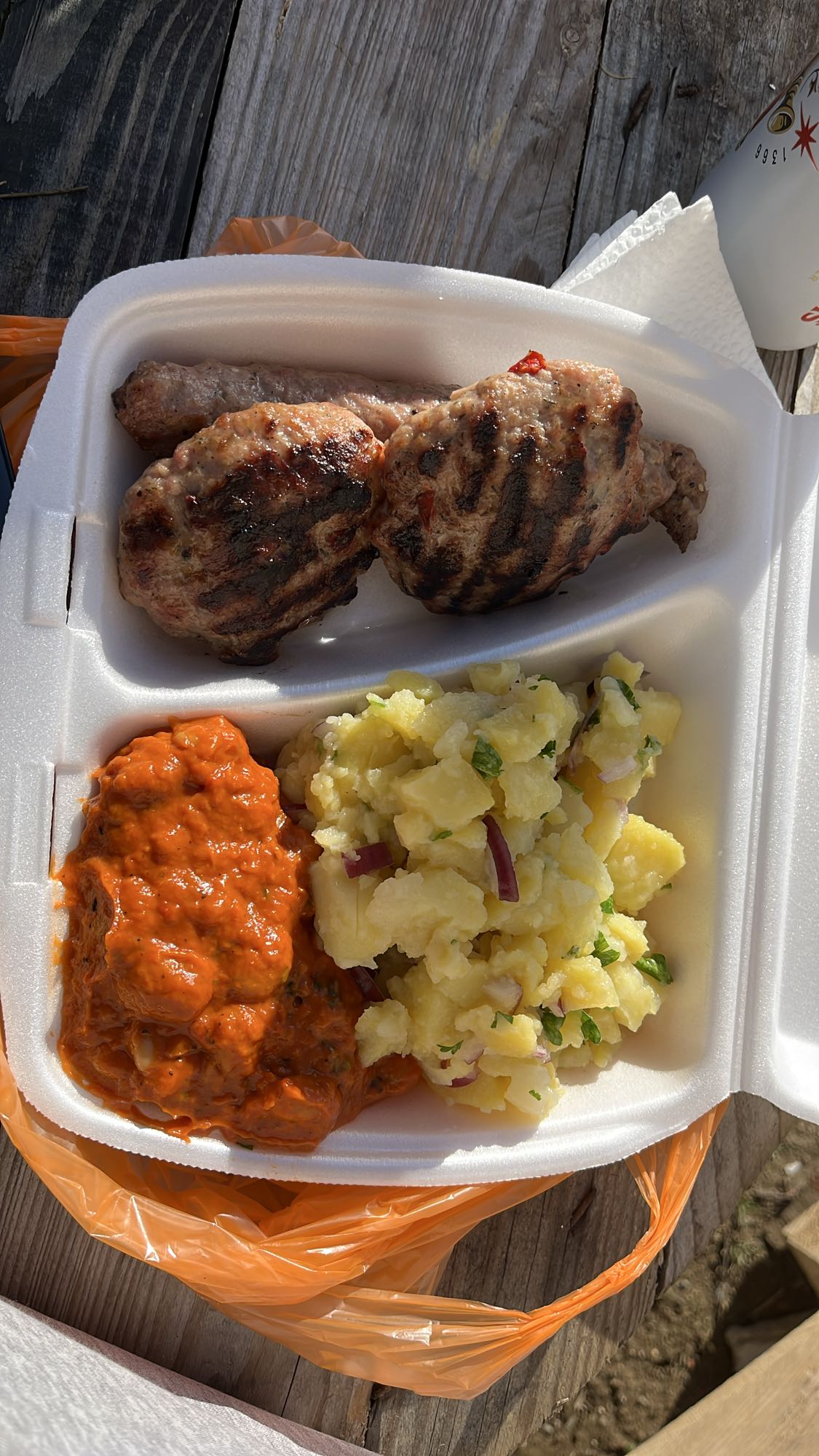 Кюфтета с картофена салата