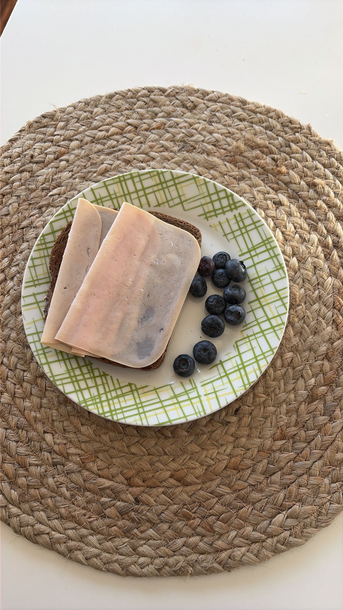 Pan integral con pavo y arándanos