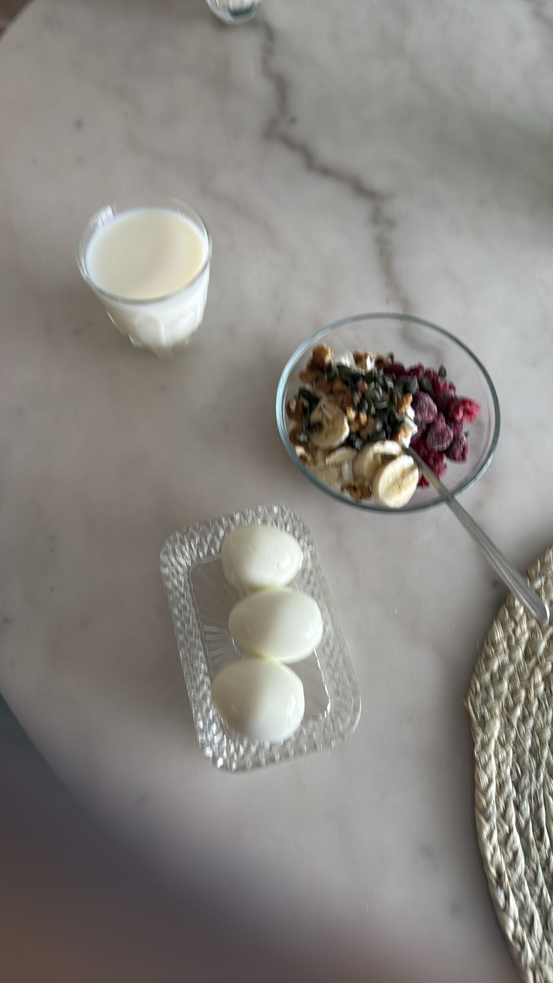Frukost med ägg och yoghurt