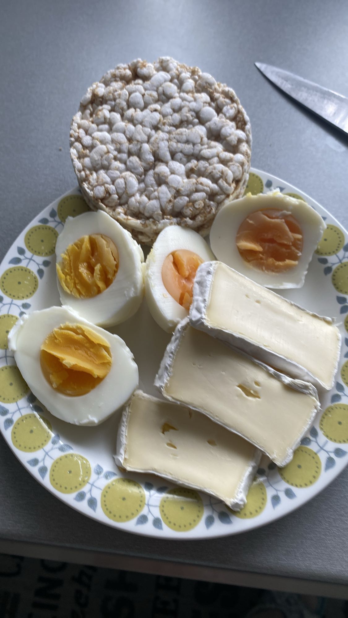 Jajka, camembert i wafle ryżowe