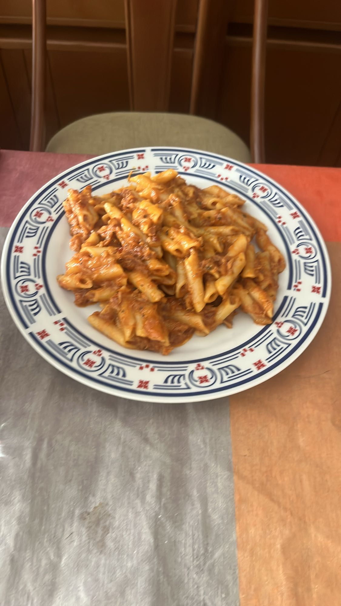 Pasta con carne y salsa