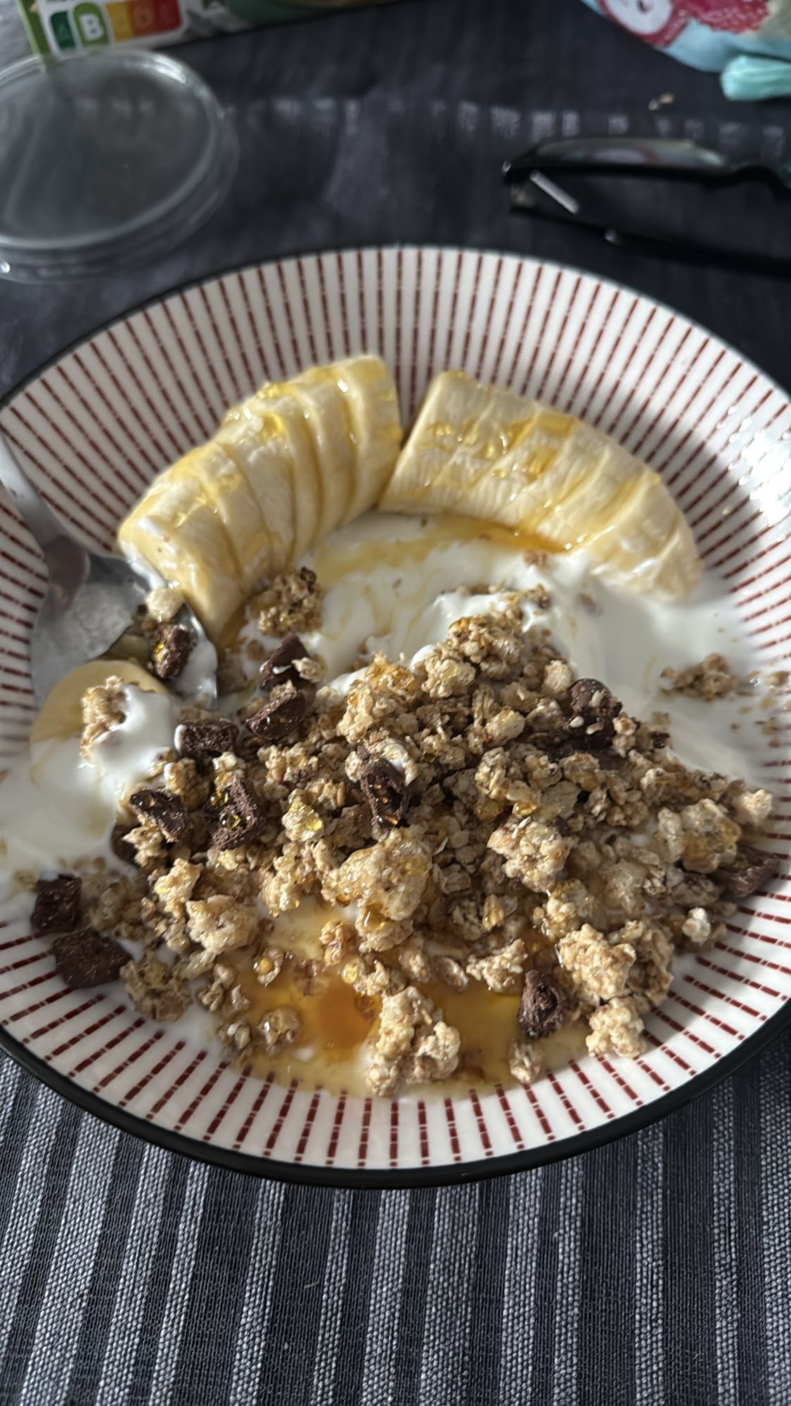 Yaourt, banane et granola