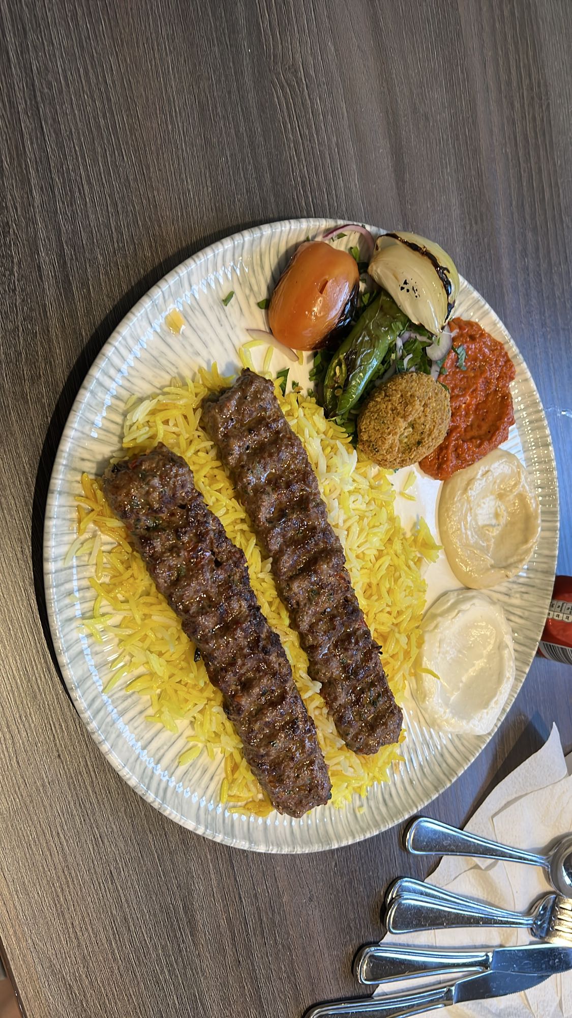 Kebabtallrik med ris och såser