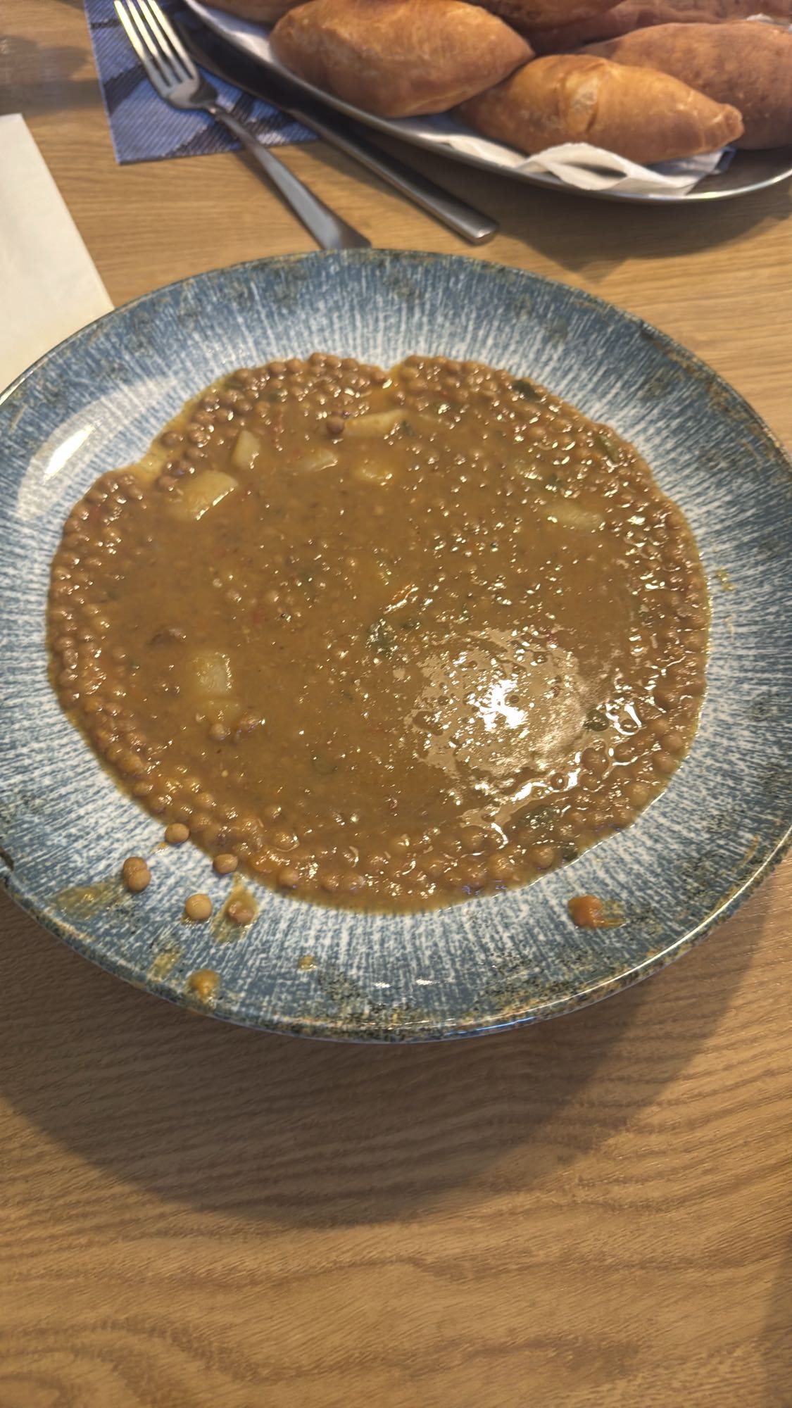 Linsensuppe mit Brötchen