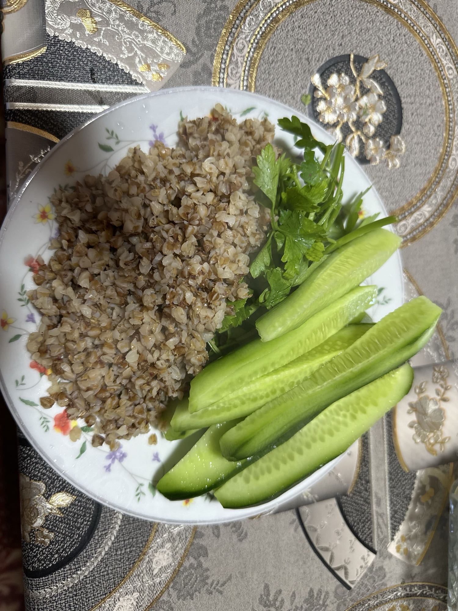 Гречка с огурцом и зеленью