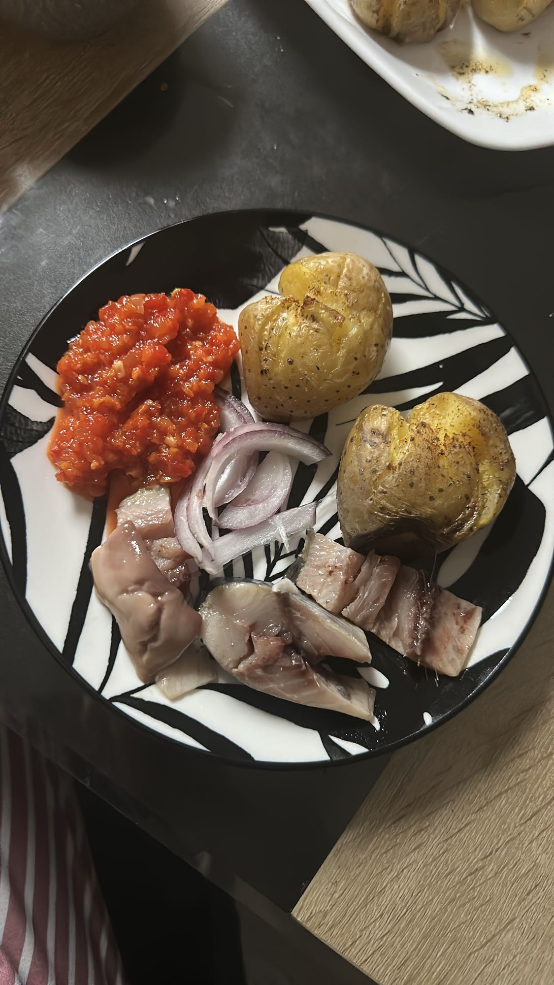 Cartofi cu pește și legume