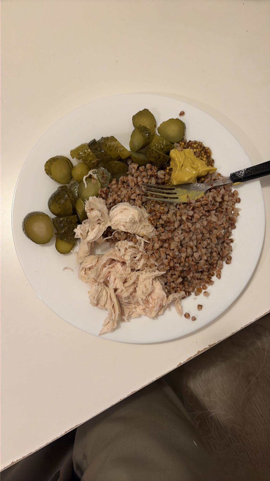 гречка с курицей и огурцами