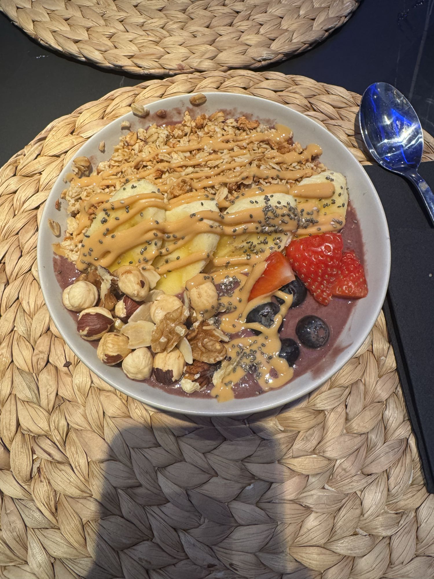 Tazón de açaí con frutas