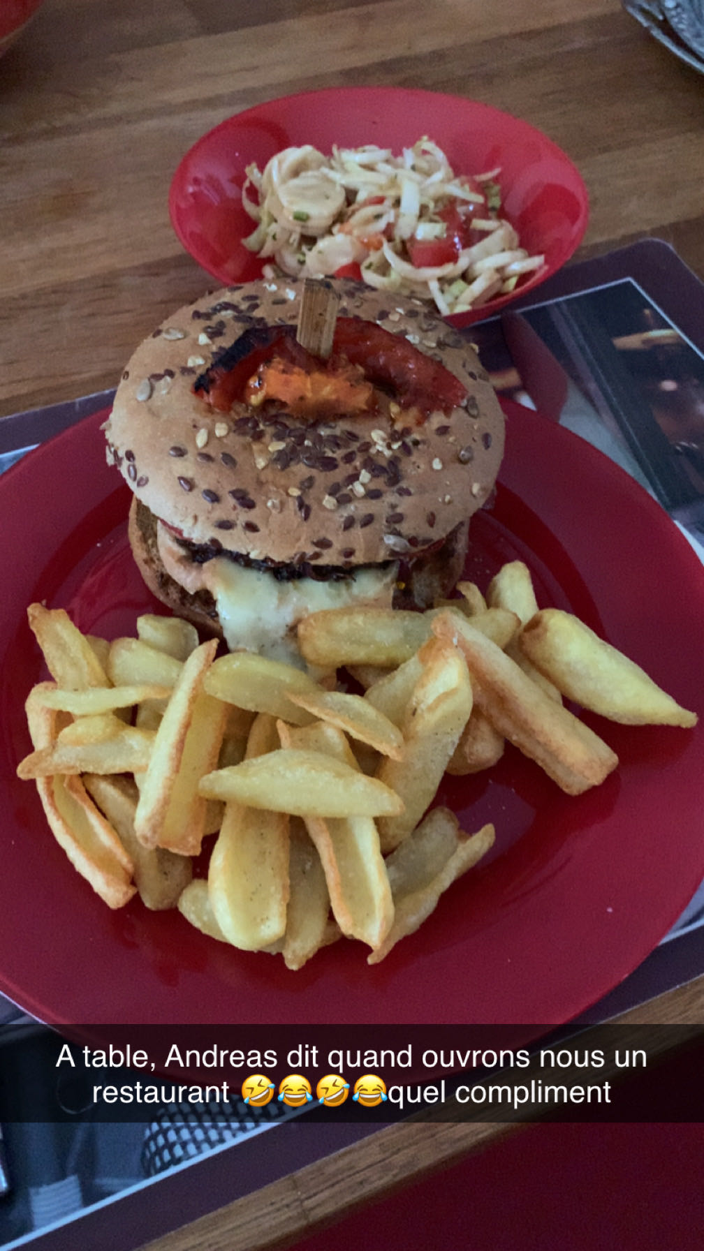Burger frites et salade endive et tomate