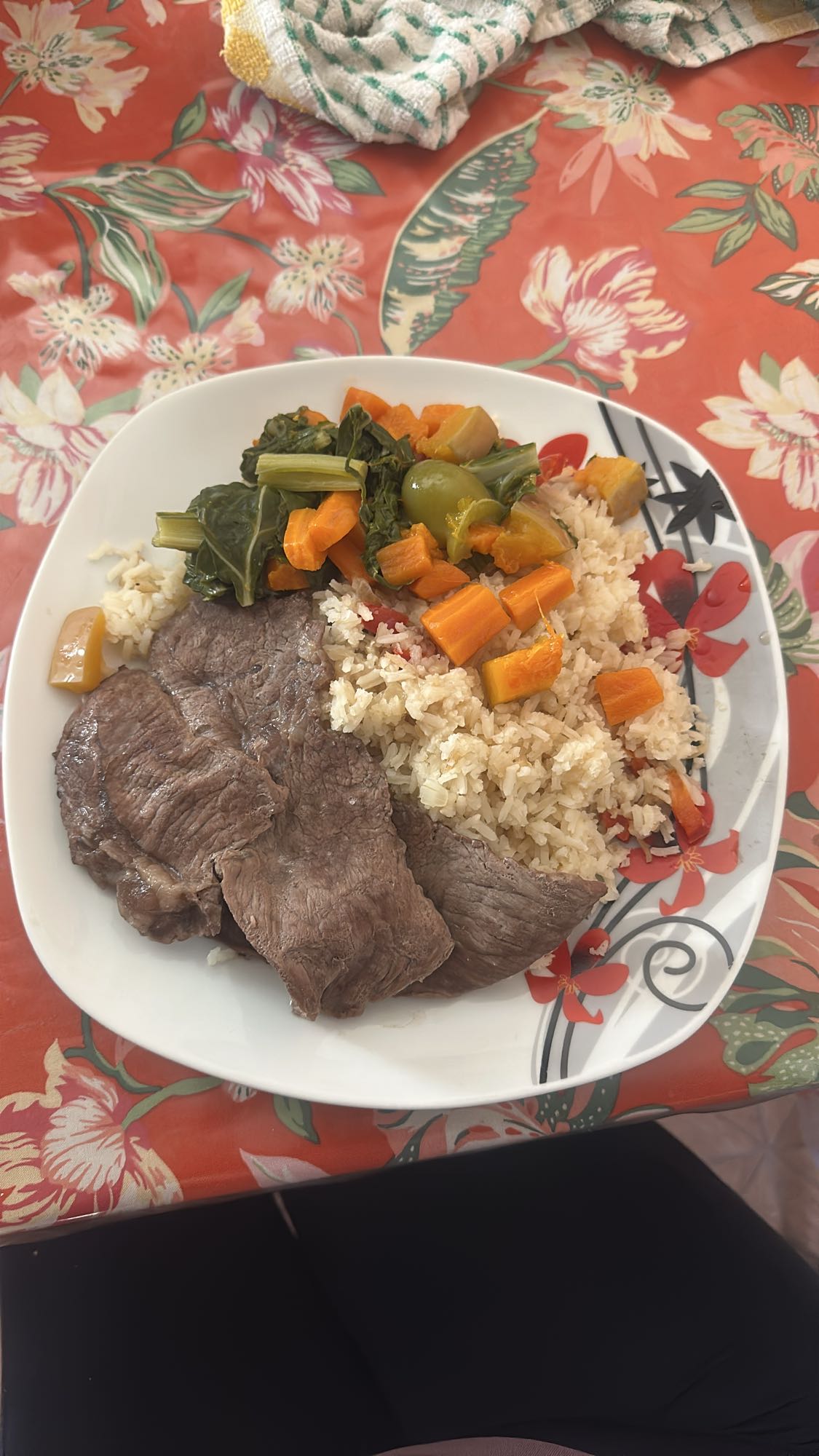 Carne con arroz y verduras