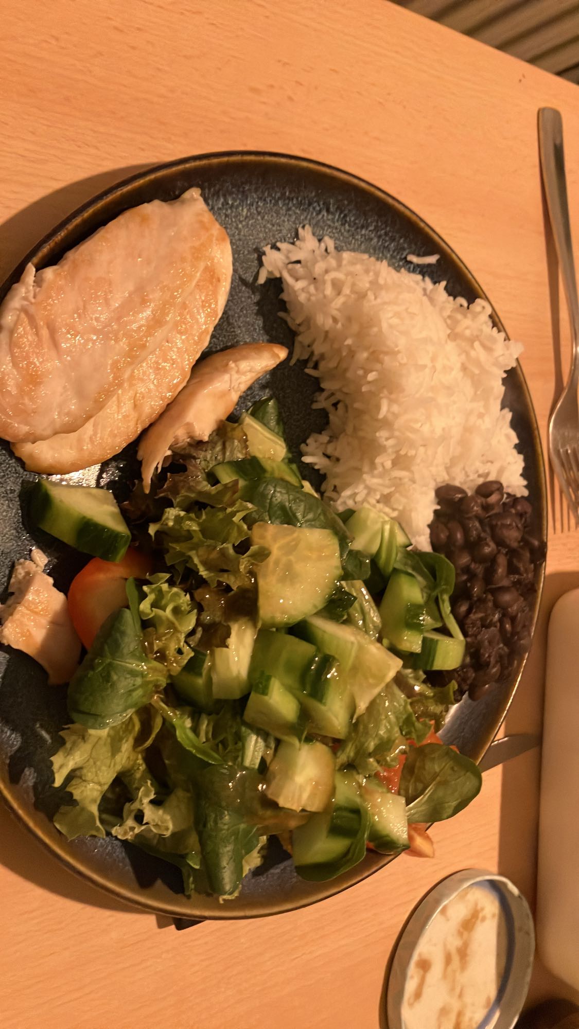 Frango, arroz, feijão e salada