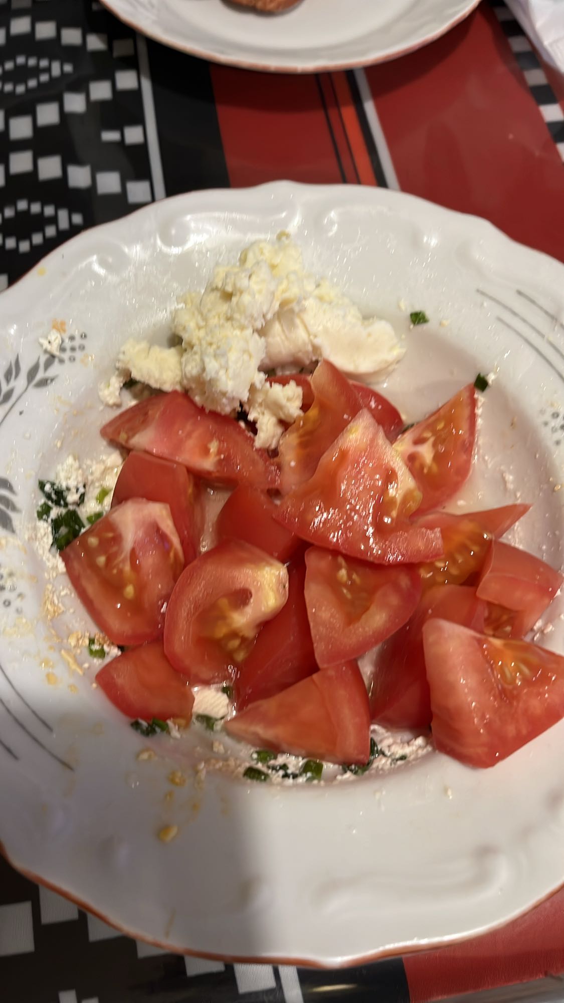 Доматена салата със сирене