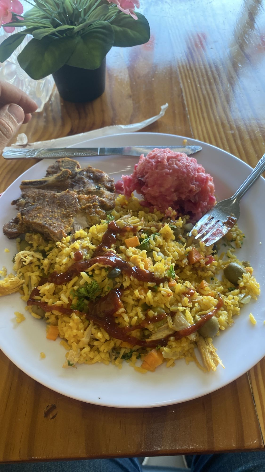Arroz mixto con carne y ensalada