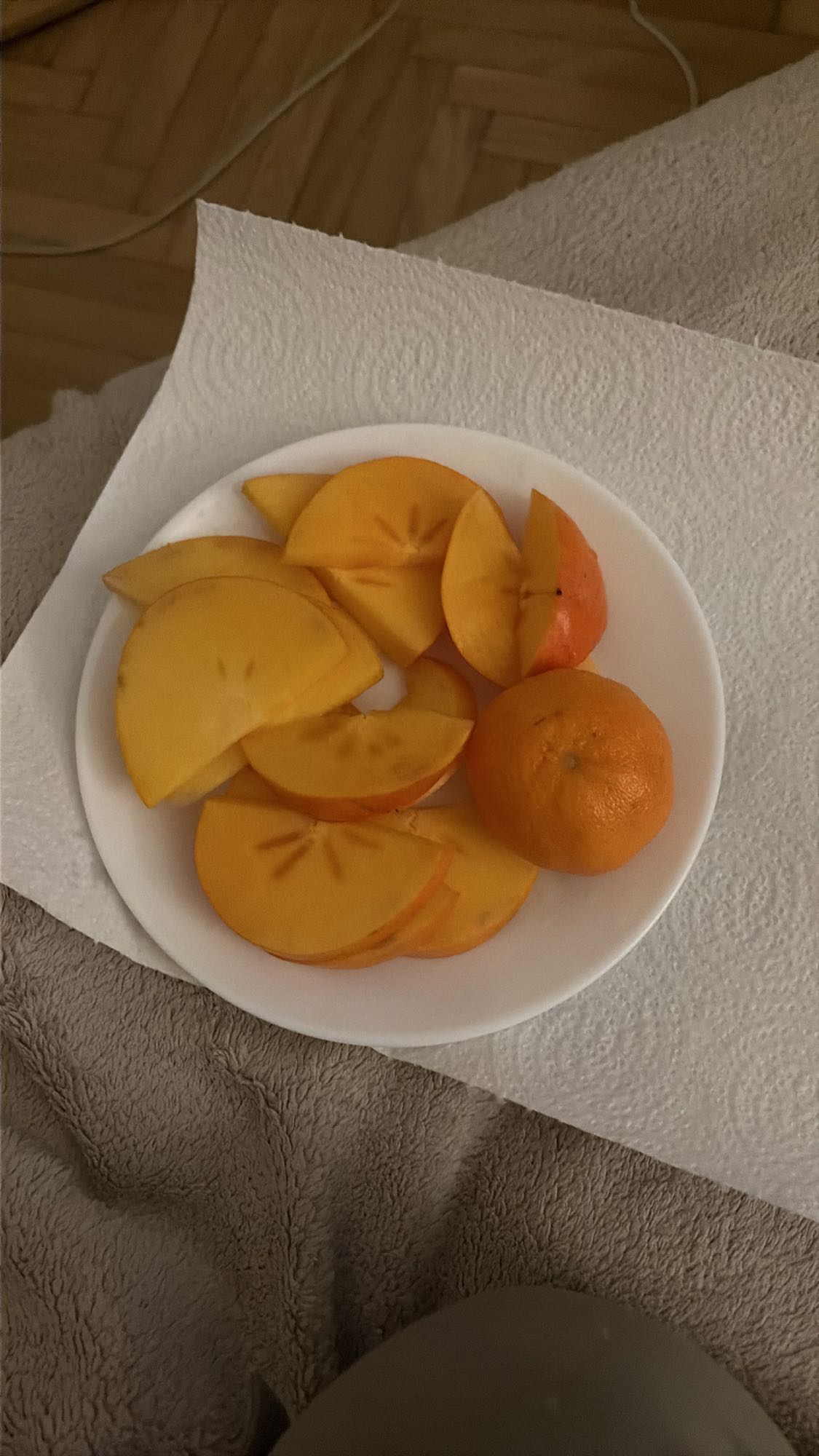 фрукты на тарелке