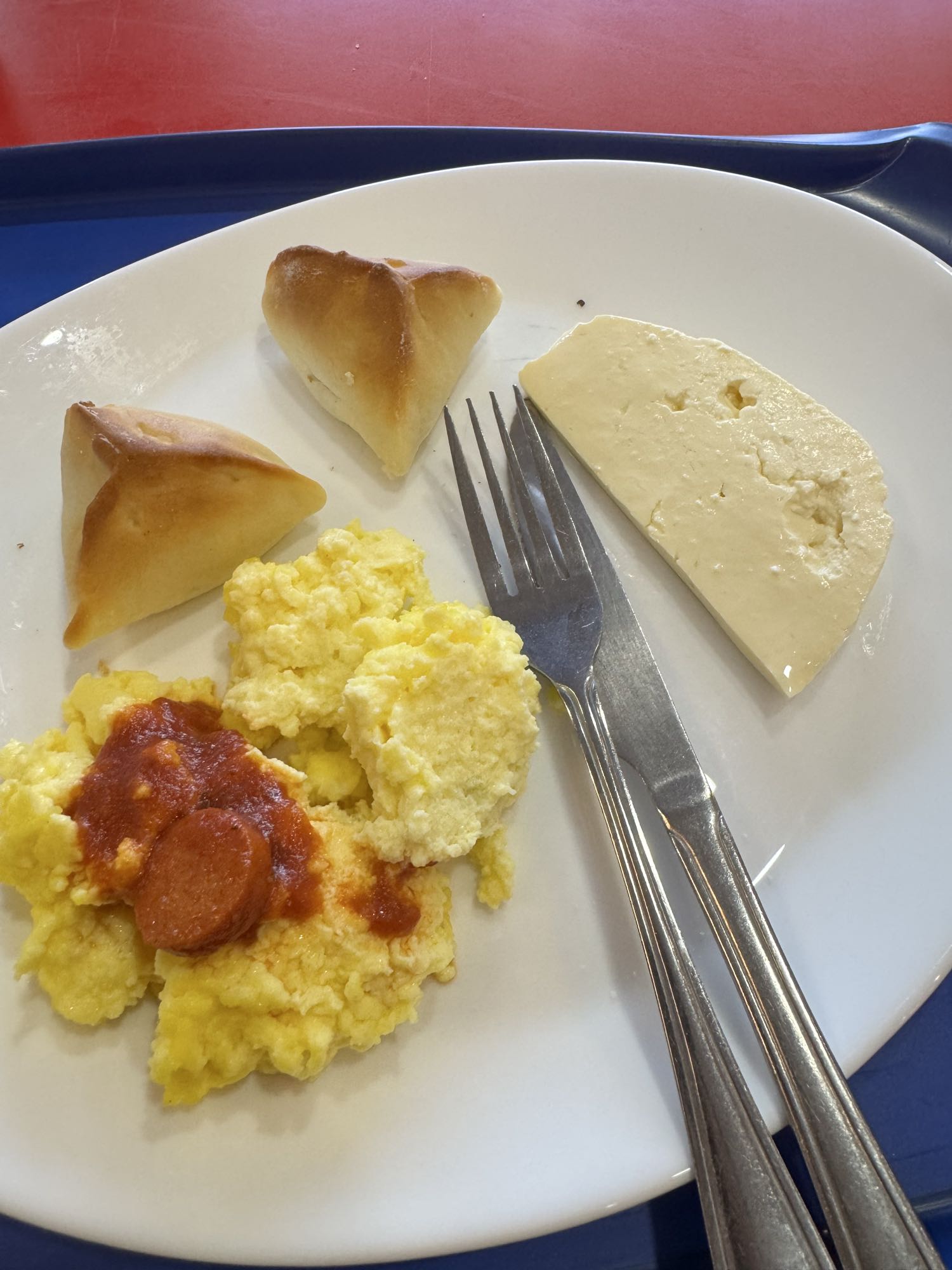 Café com ovos e pão