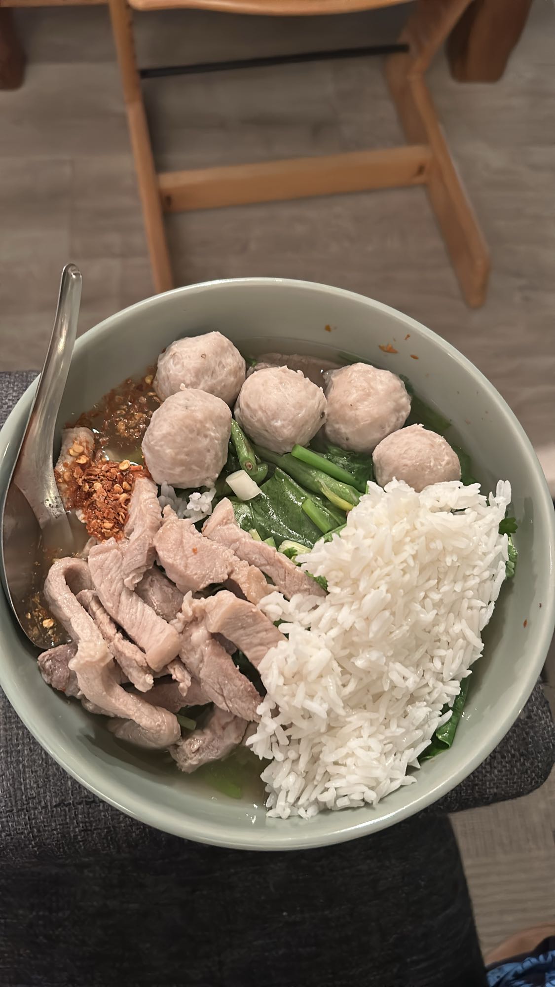 Ris med svinekjøtt og kjøttboller