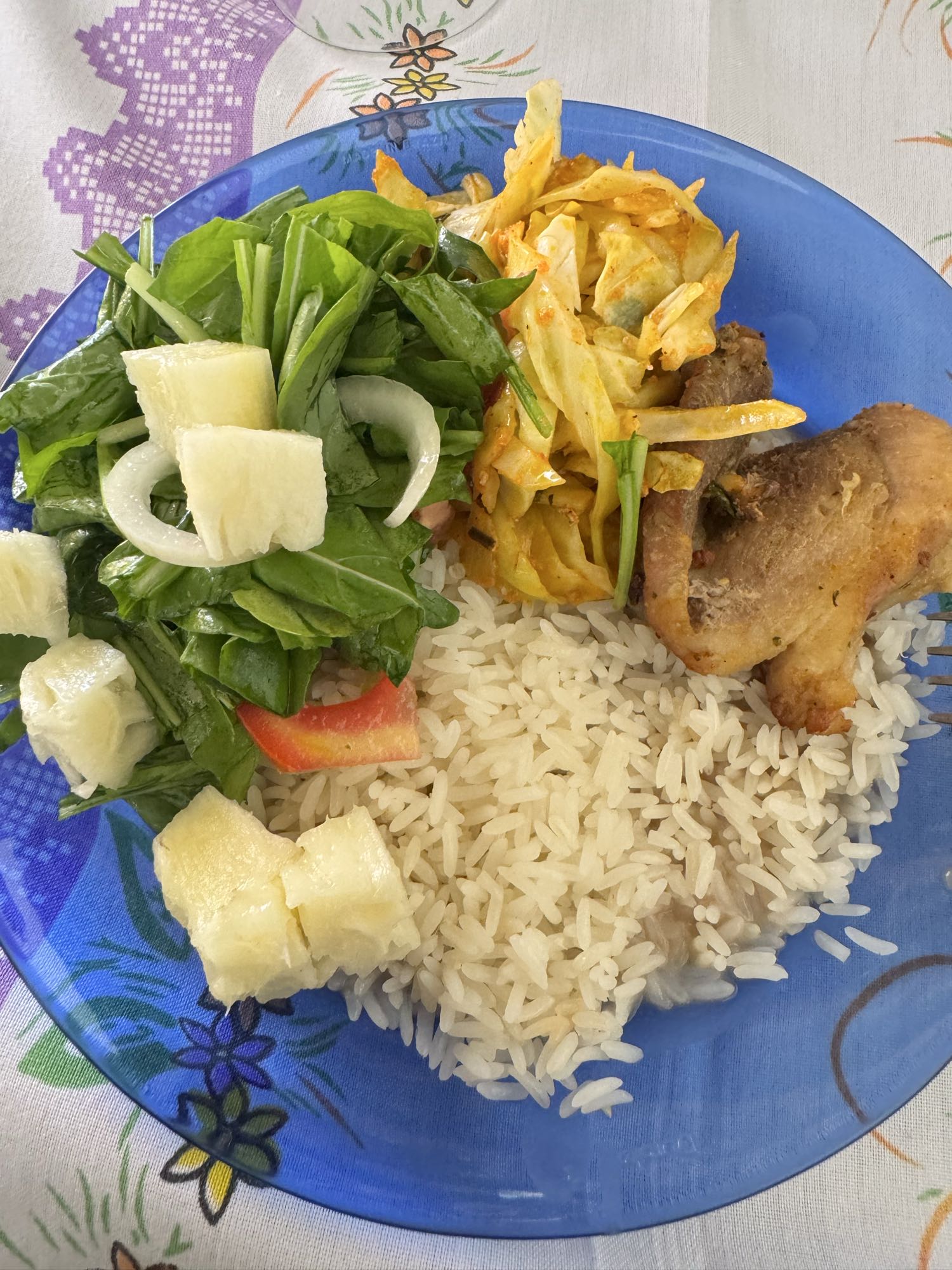 Arroz com frango e salada